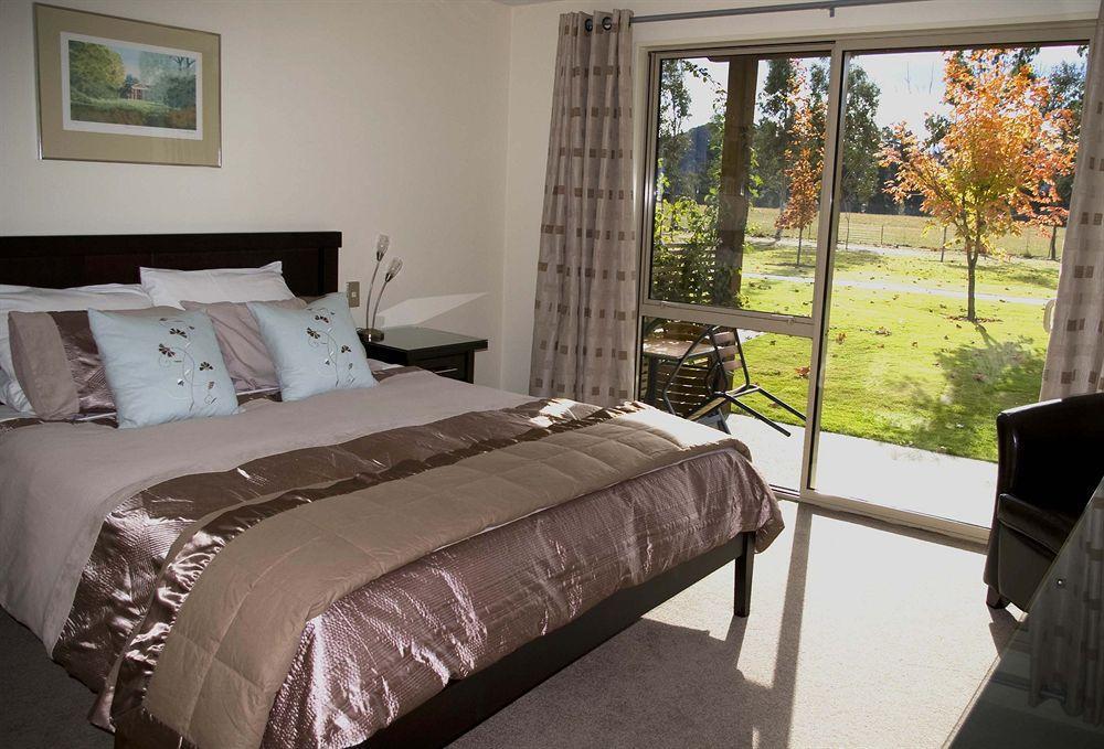 Maple Lodge Luxury Bed & Breakfast Albert Town Bagian luar foto