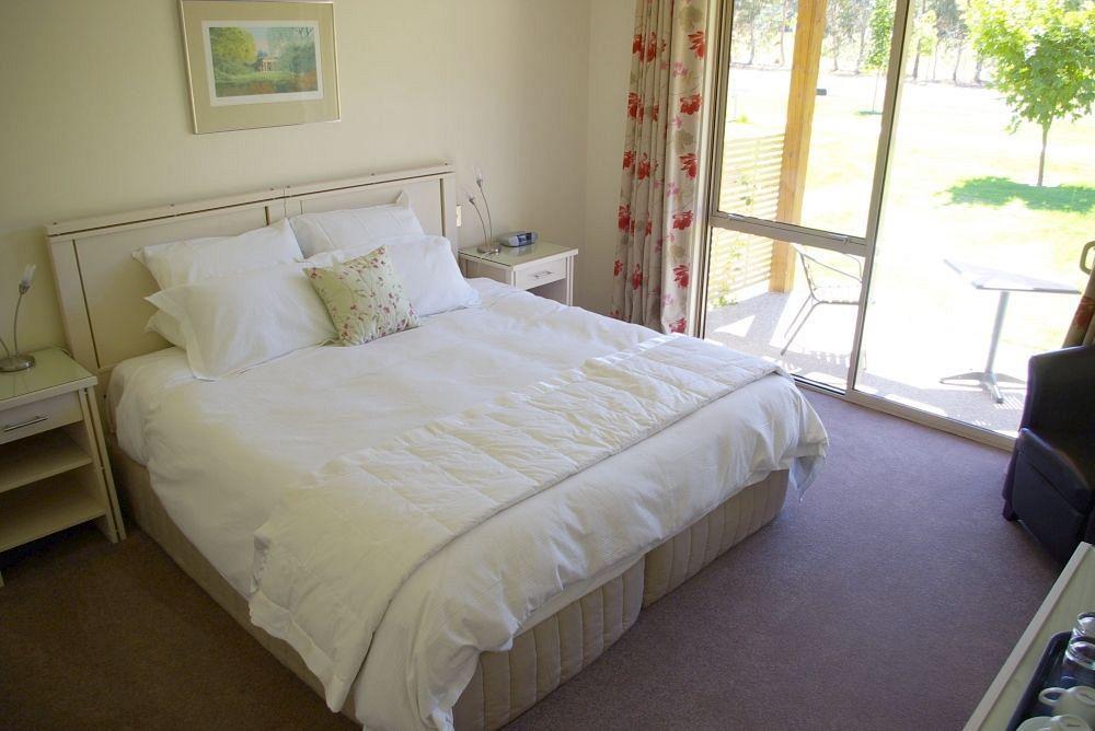 Maple Lodge Luxury Bed & Breakfast Albert Town Bagian luar foto