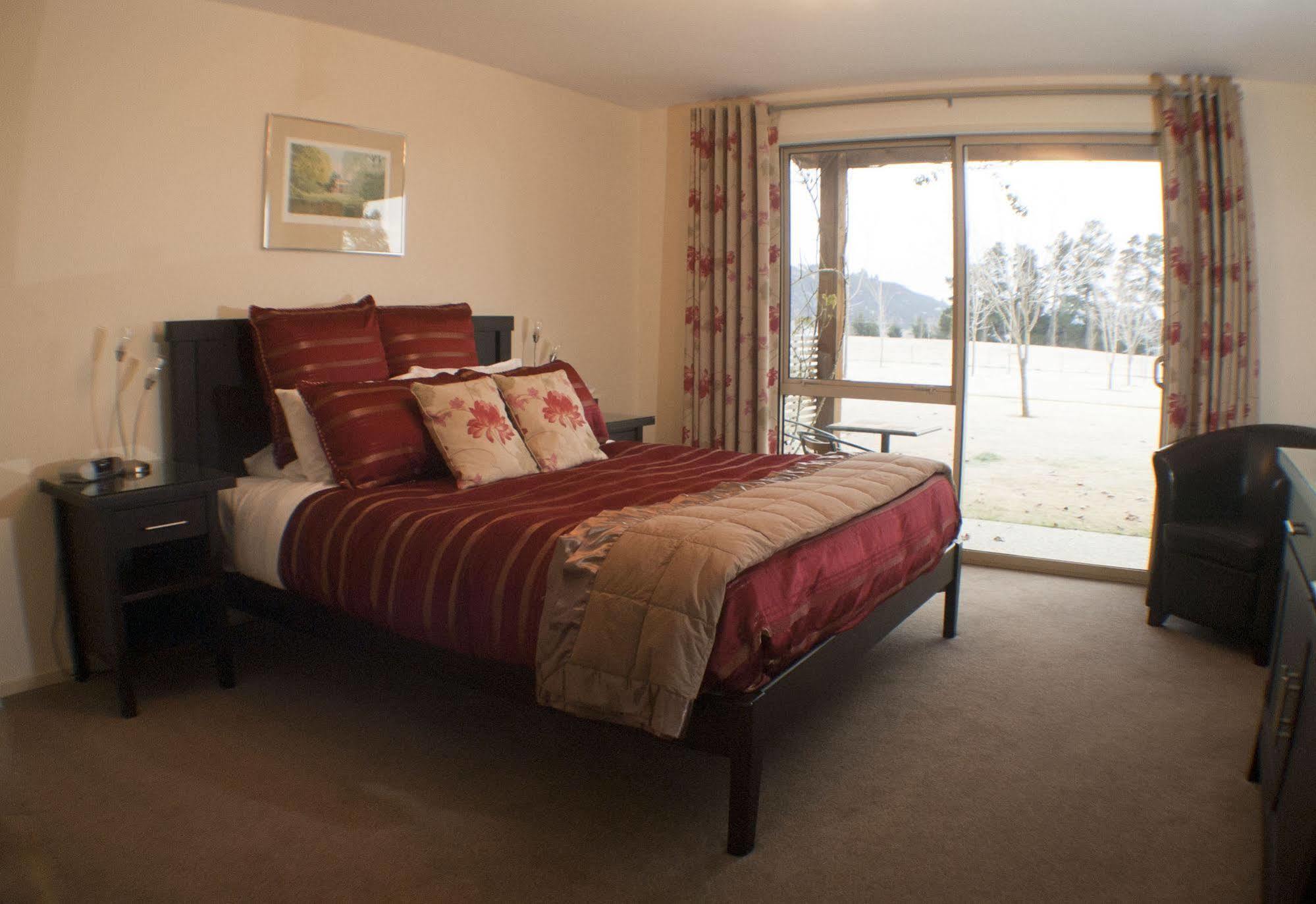 Maple Lodge Luxury Bed & Breakfast Albert Town Bagian luar foto