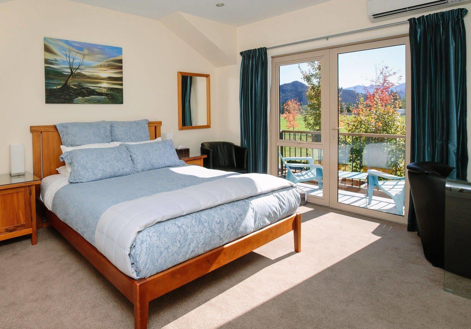 Maple Lodge Luxury Bed & Breakfast Albert Town Bagian luar foto