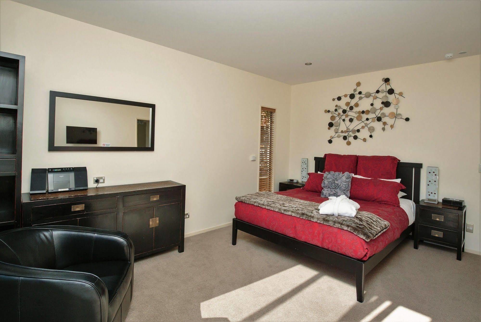 Maple Lodge Luxury Bed & Breakfast Albert Town Bagian luar foto