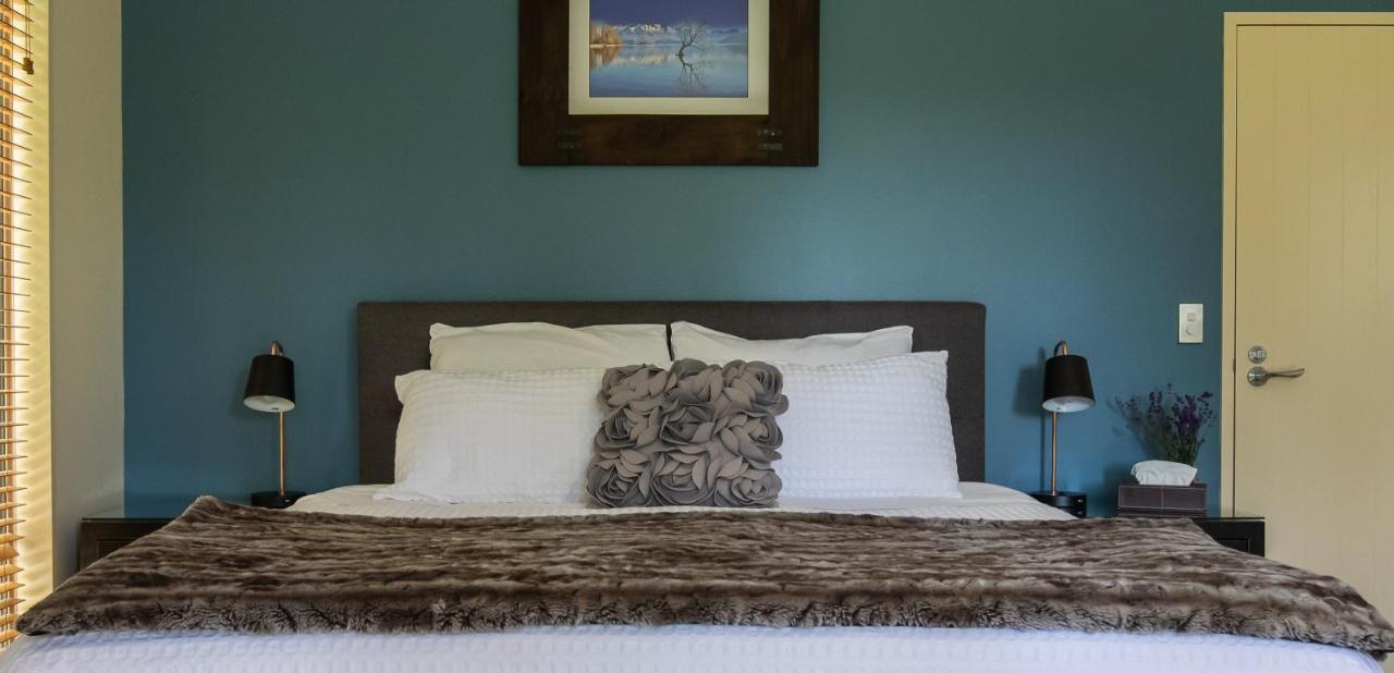 Maple Lodge Luxury Bed & Breakfast Albert Town Bagian luar foto