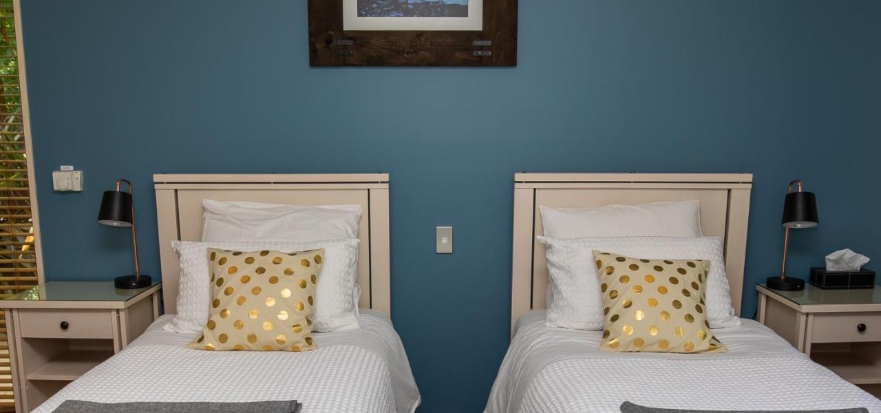 Maple Lodge Luxury Bed & Breakfast Albert Town Bagian luar foto