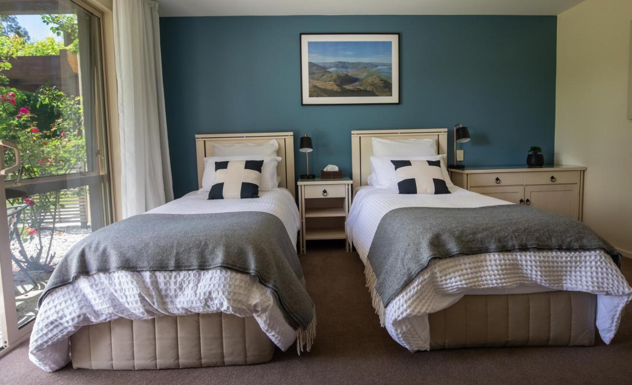 Maple Lodge Luxury Bed & Breakfast Albert Town Bagian luar foto