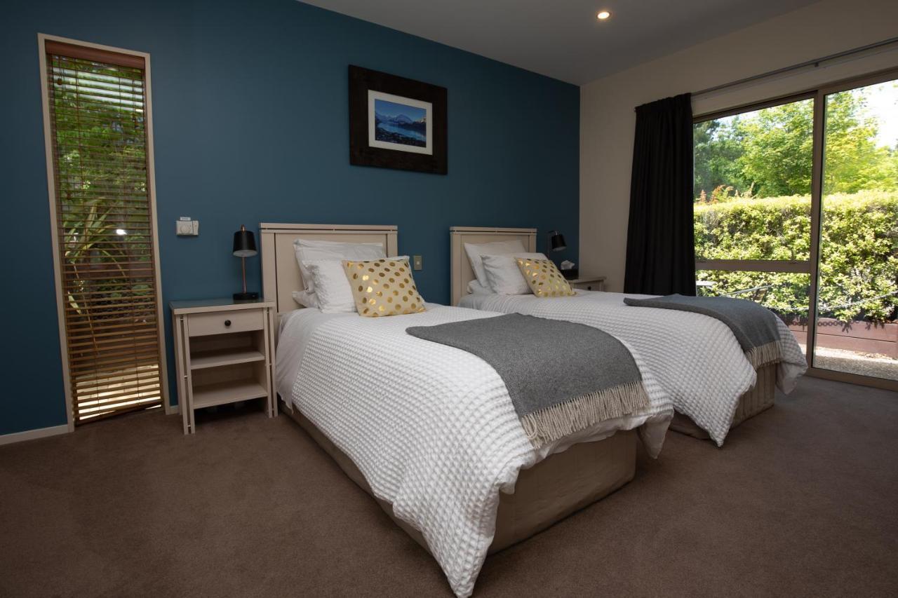 Maple Lodge Luxury Bed & Breakfast Albert Town Bagian luar foto
