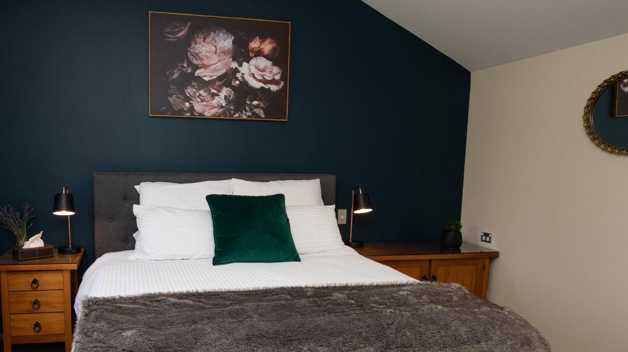 Maple Lodge Luxury Bed & Breakfast Albert Town Bagian luar foto