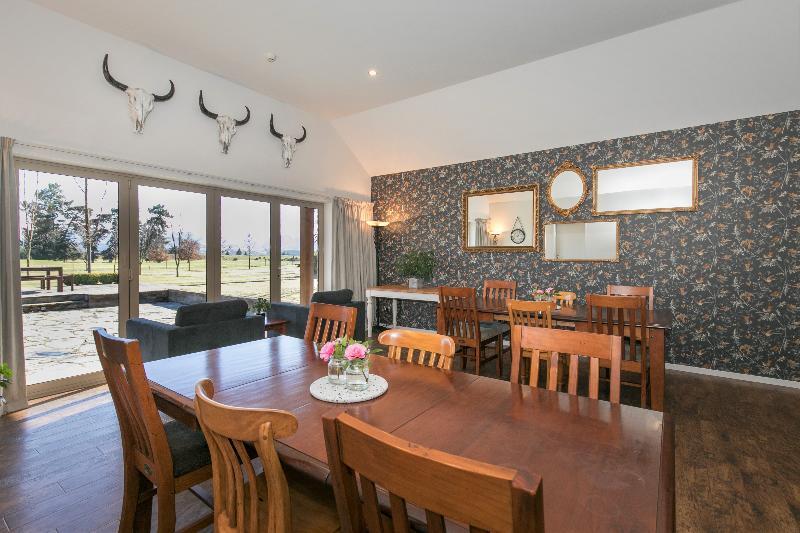 Maple Lodge Luxury Bed & Breakfast Albert Town Bagian luar foto