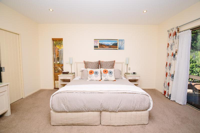 Maple Lodge Luxury Bed & Breakfast Albert Town Bagian luar foto